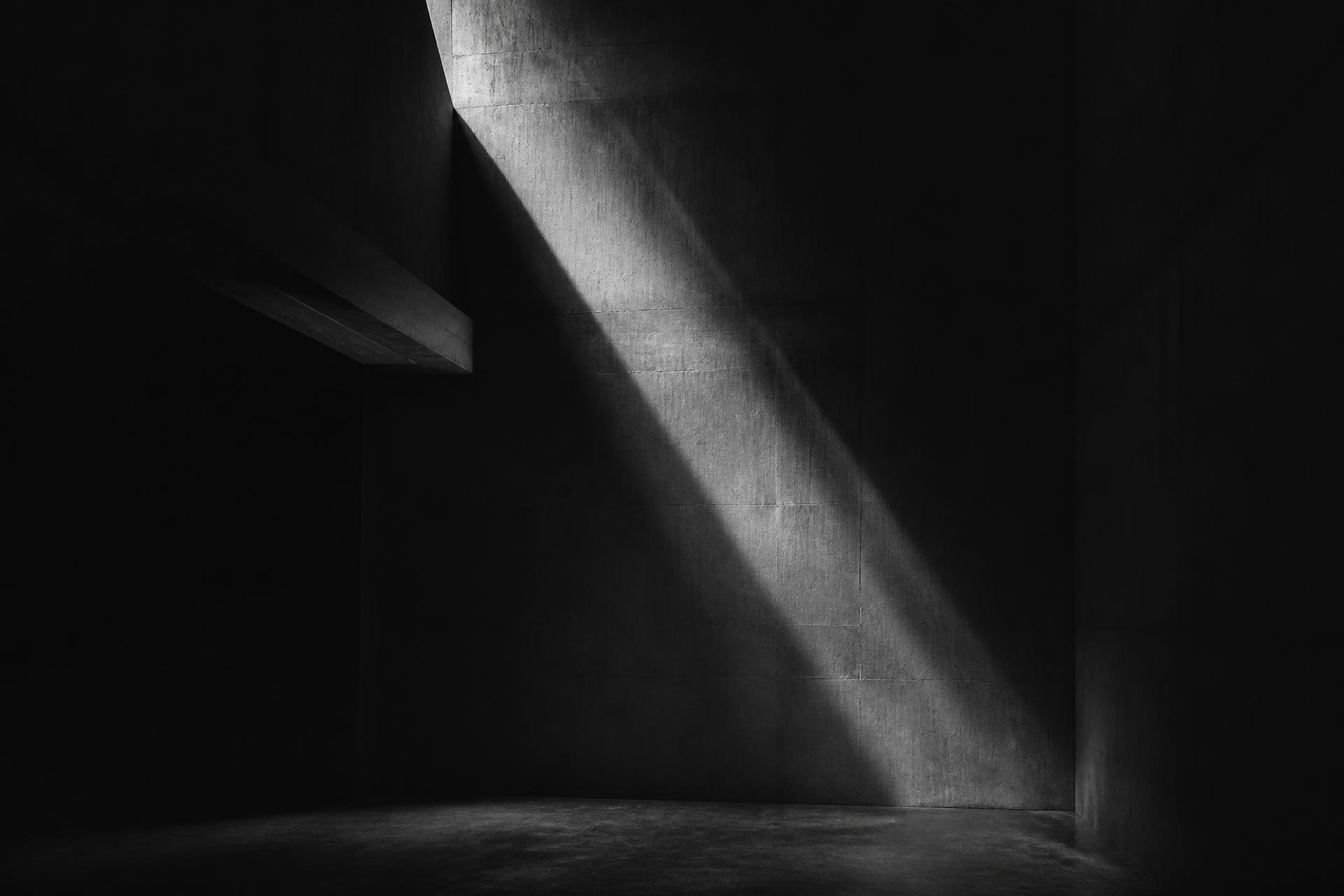 Betonarchitektur mit diagonalem Lichteinfall